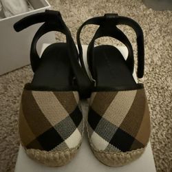 Authentic Girls Burberry Shoes sz 6