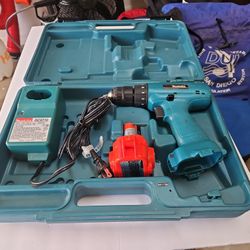 Makita 3/8" cordless Drill/driver With Case, Battery, Charger & Case In Chandler 