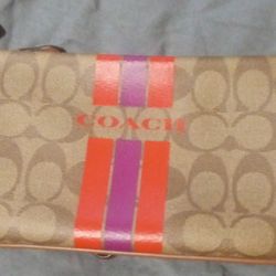 COACH VARSITY STRIPE LARGE WRISTLET IN SIGNATURE

