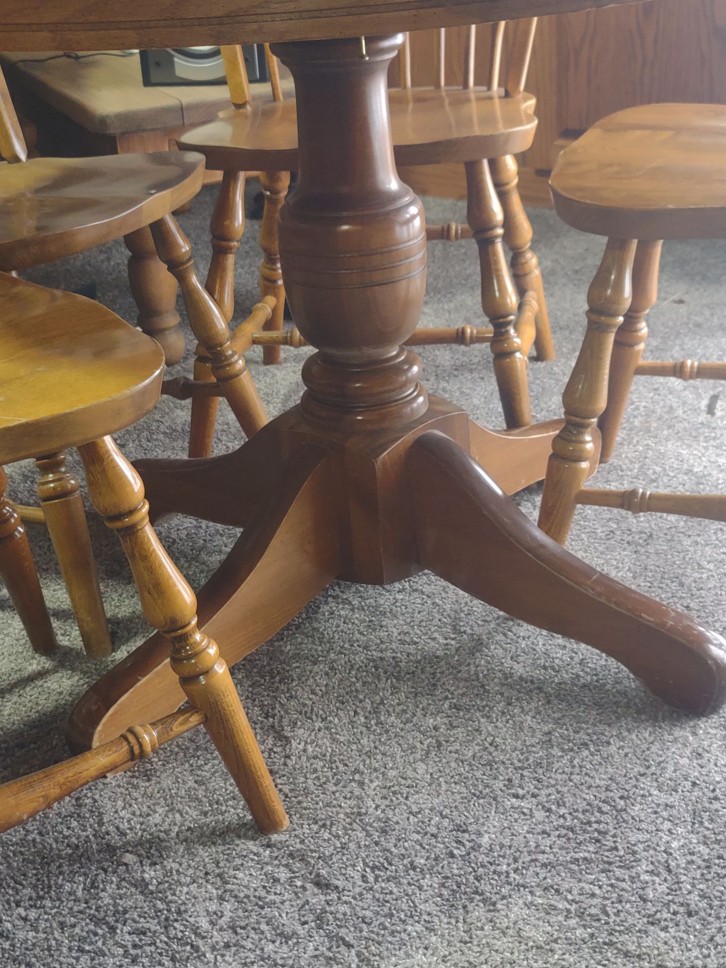 Dining room table with 6 chairs + extra leaf