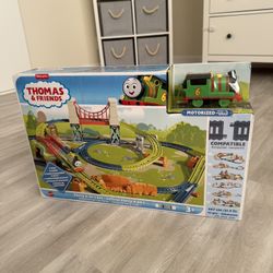 Thomas& Friends The Thomas & Friends Percy 6-in-1 Set is a  motorized train play vehicle 