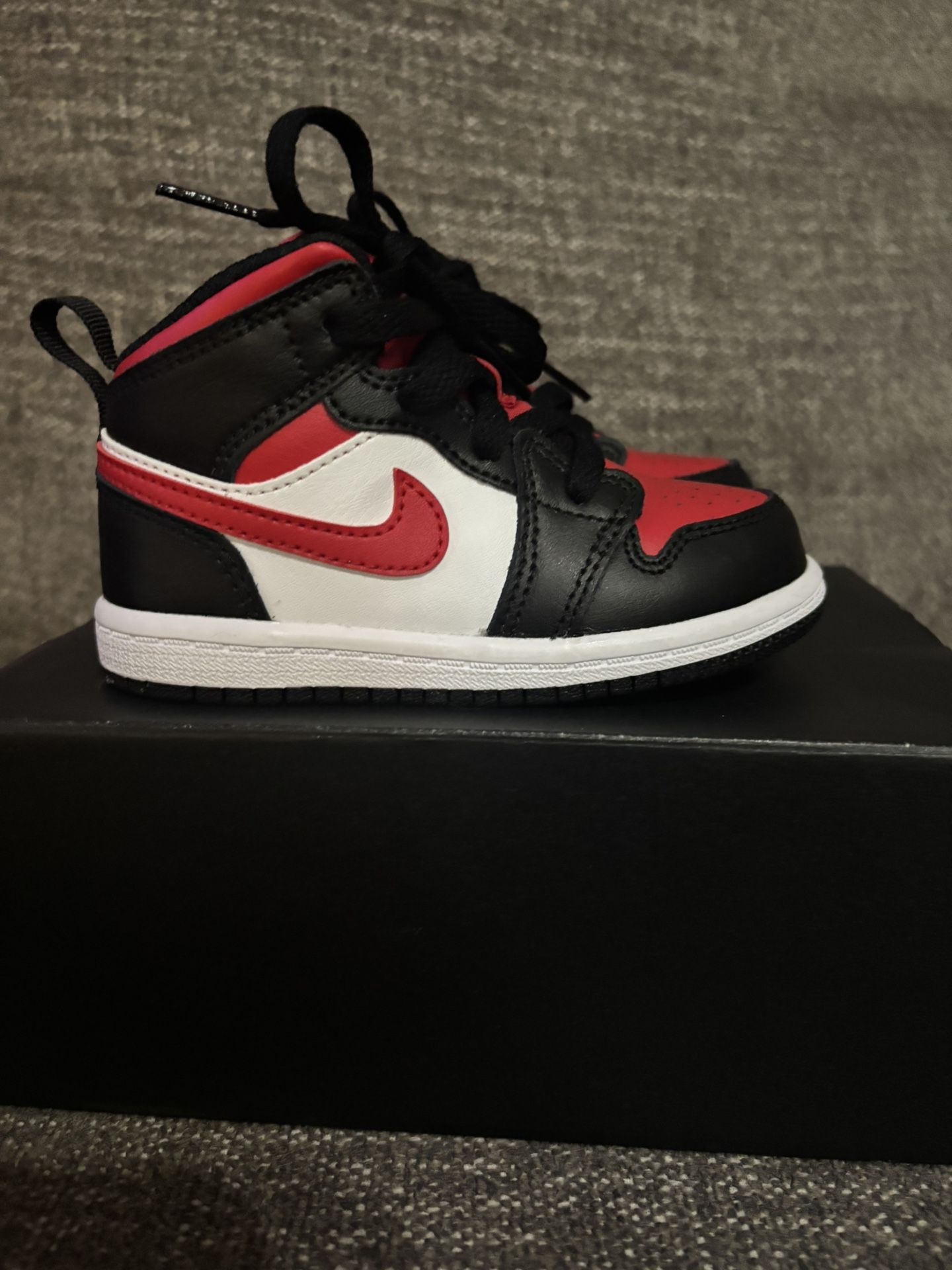 Jordan Mid 1 Black/Fire Red-White