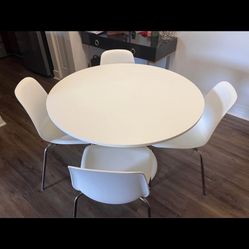 IKEA wDOCKSTA Round Dining Table – White