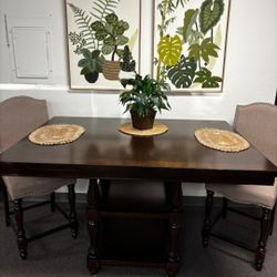 Kicthen Table Set Wt 2 Chairs. Dinning Table Like New 