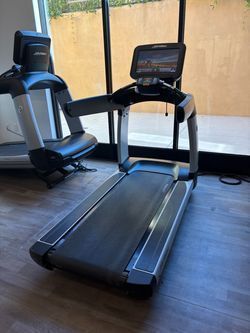 Life Fitness SE3 Treadmill LOW HOURS