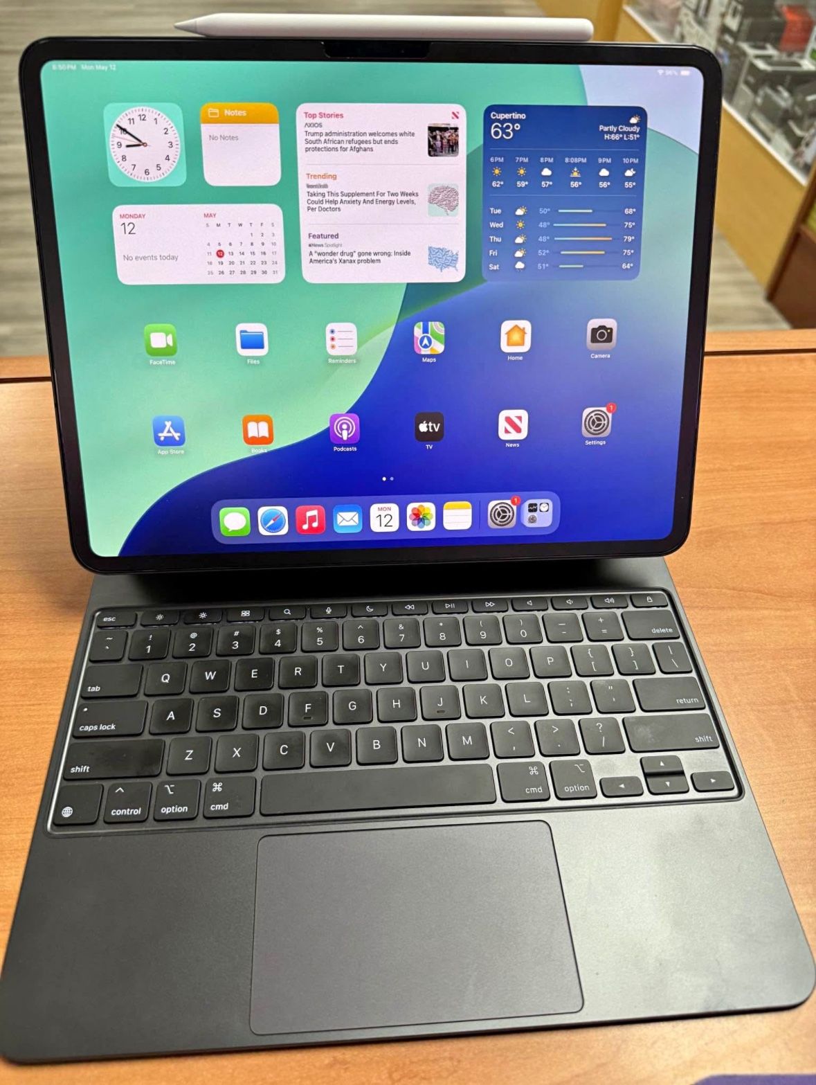 Apple iPad 13 inch M4 256GB Wi-Fi + Cellular unlocked + Apple Magic Keyboard + Apple Pencil pro