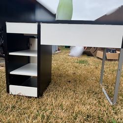 Vanity Desk with Lamp