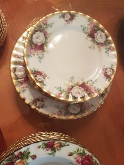 ROYAL ALBERT DINING PLATE  Poinsettia