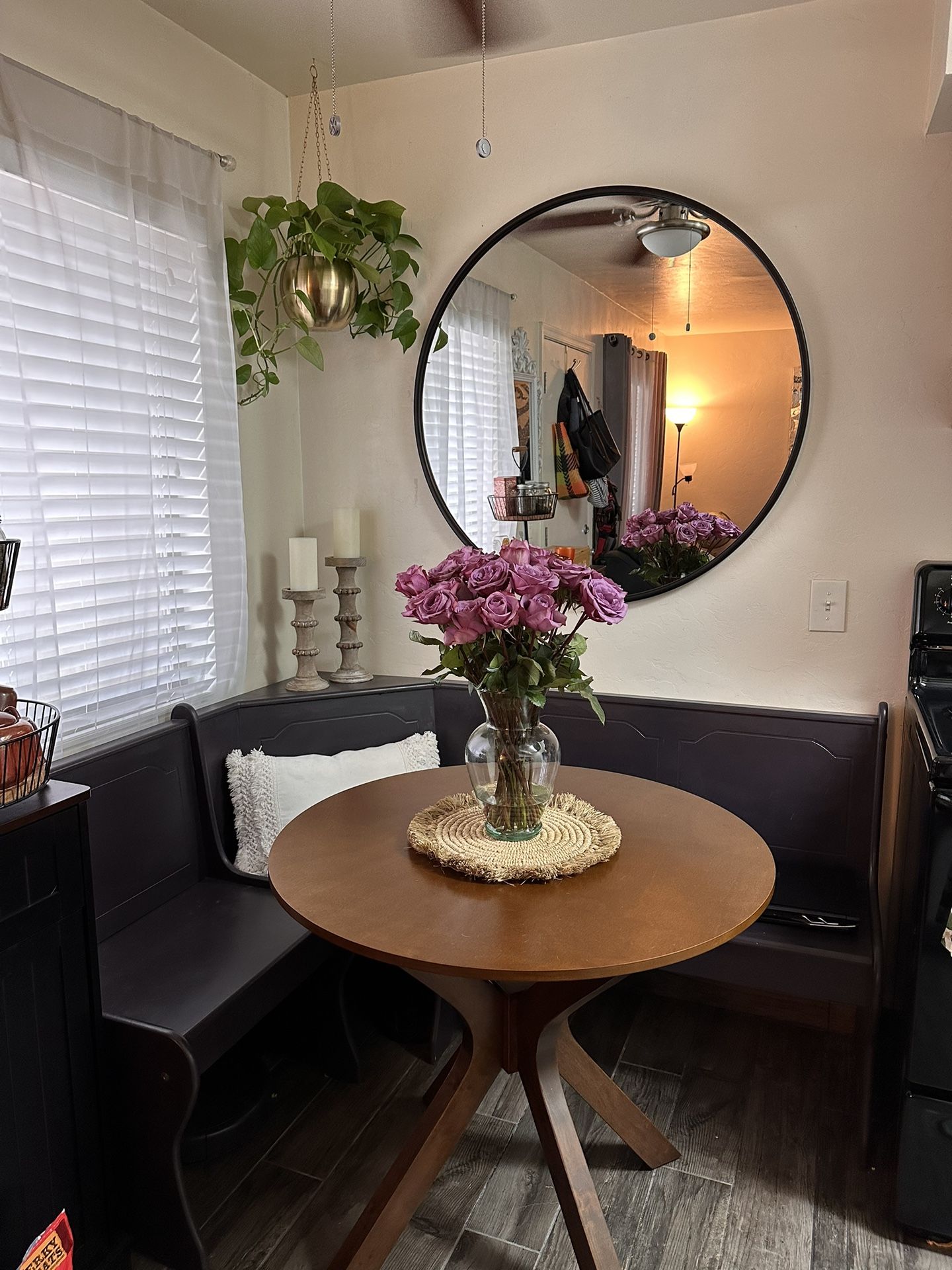 BREAKFAST NOOK AND TABLE 