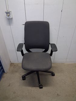 Steelcase amia Gray Fabric Office Chair with Armrests