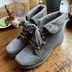 Brand New Chaco Boots Size 9.5 Women’s 