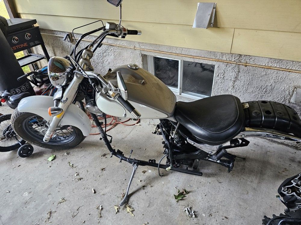 Parts Bike: 2003 Suzuki 800 Everything Present, Motor Is Shot.