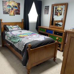 Bedroom Set - 5 Pieces (with customizable drawers)