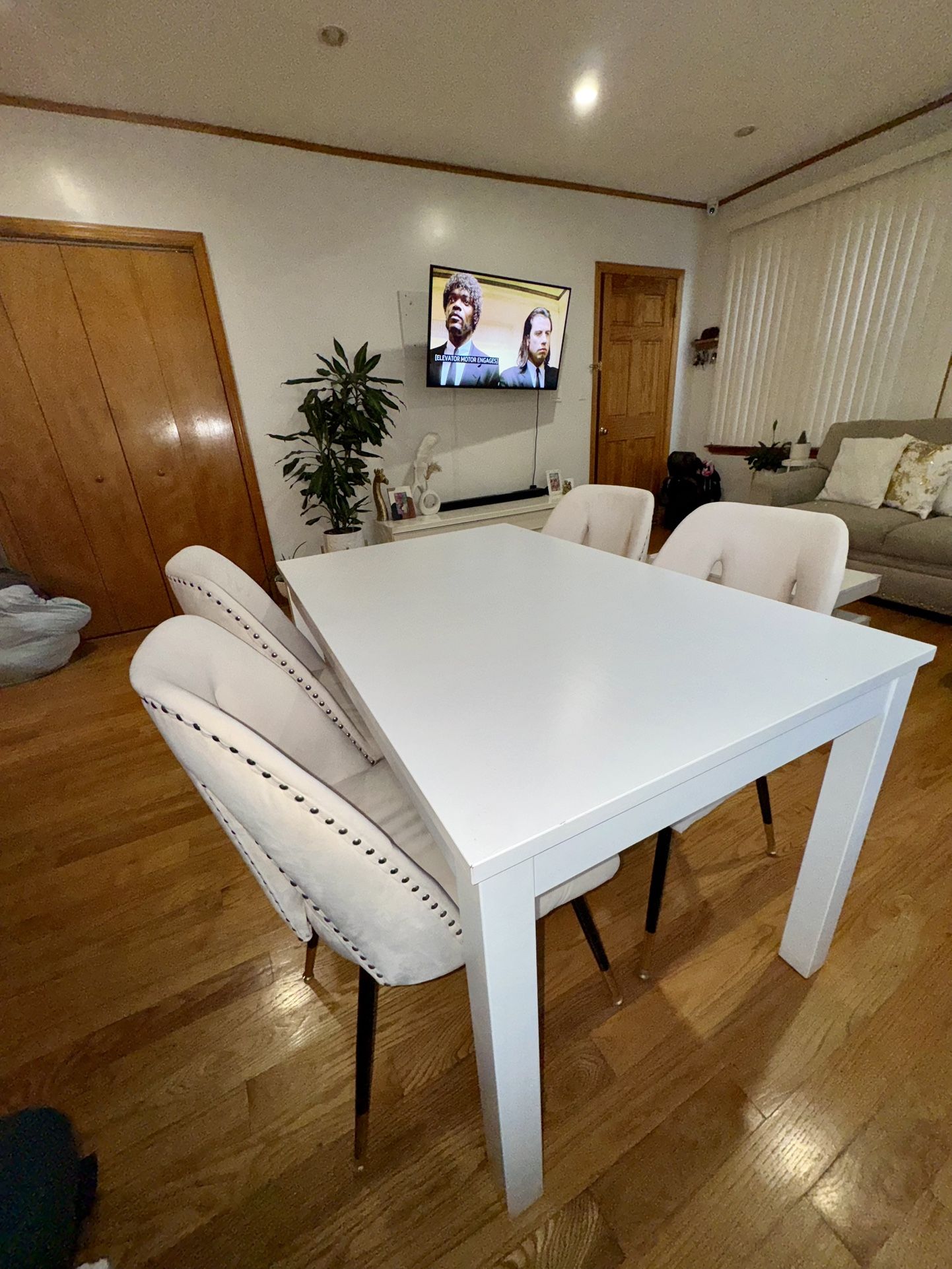 dining table with 4 velvet chairs