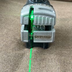 Láser Dewalt  Con Pequeño Detalle De El Magnet Pero Funciona Bien Traiga Su Propio Láser Para Chequierlo  Si  Gusta