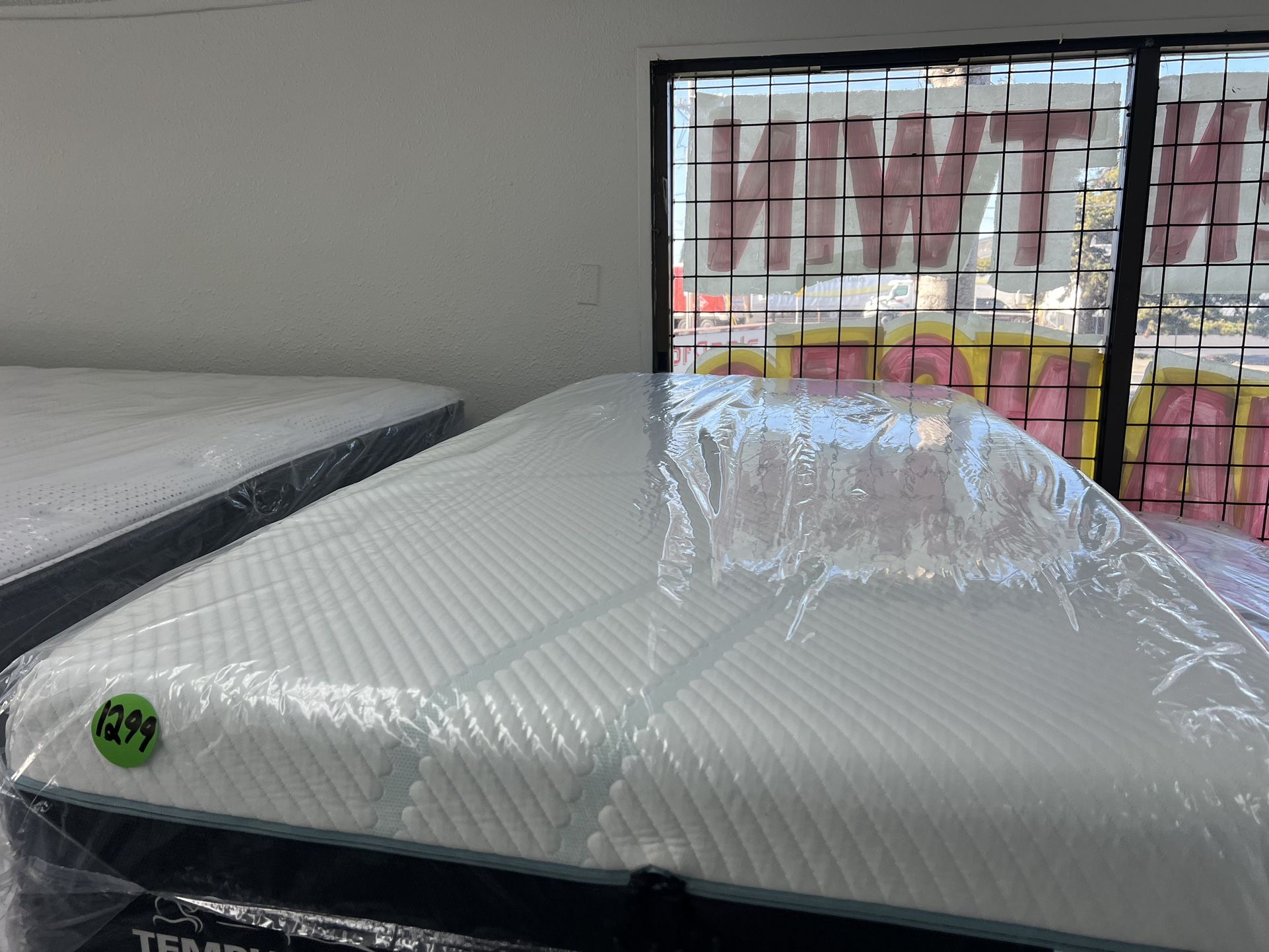 TWIN XL TEMPURPEDIC PROADAPT (MEDIUM) MATTRESS & BOX SPRING BED SET