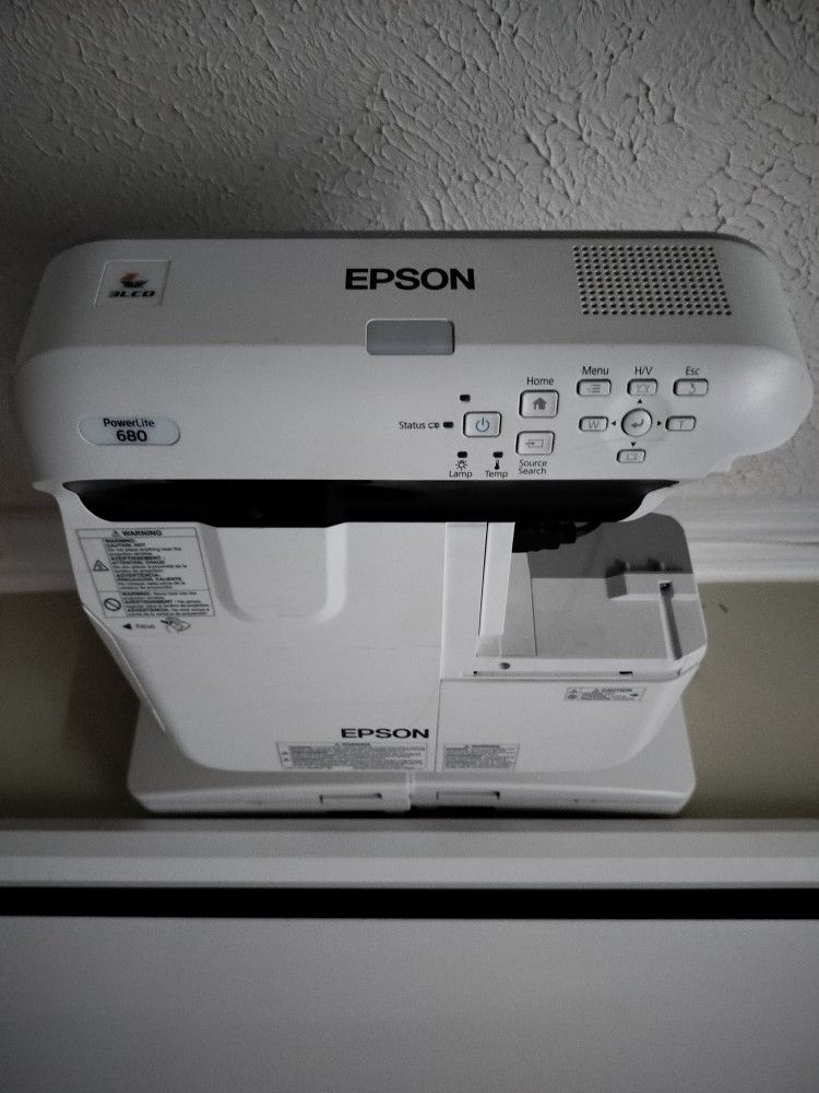 EPSON Powerlite 860 Short Throw Projector And Screen 