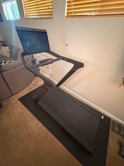 Peloton Treadmill with HD Touchscreen