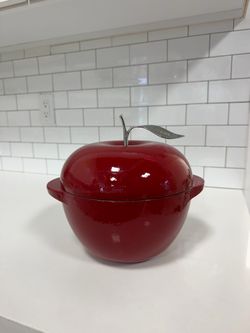 Vintage Lodge cast-iron apple-shaped Dutch Oven. Brand New out of box