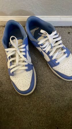 UNC Nike dunks SIZE 9.5