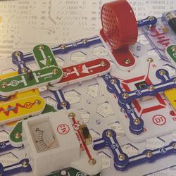 Snap Circuits  74 Parts And Project Books