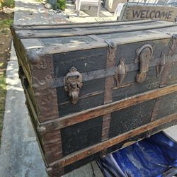 ANTIQUE TRUNK  25.00