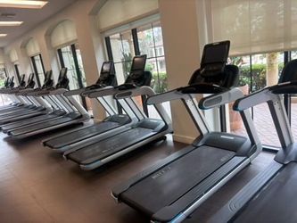Precor 885 Treadmill With P82 Console 