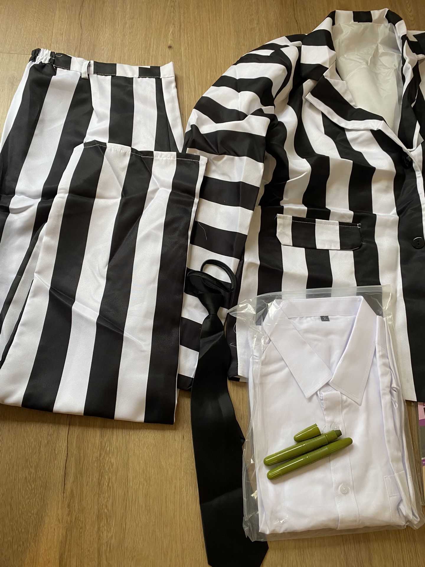 Size XL Adult Costumes for Men 5 Pcs Black and White Stripe Suit with Wig Movie Cosplay Outfits for Halloween Party SizeXL Porch pick up NEAR 3450 Mo