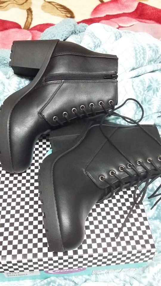 NEW WITH TAGS Women's Boots Size 10 By Soda Brand With It's Original Box $45 Pickup at Country Club And Grant