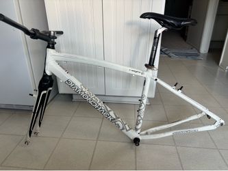 Diamondback Insight 2 Hybrid 17” Frame set Medium 700x35C Wheels, Handle bar, Cane Creek Head set