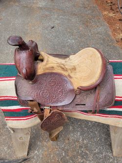 Adorable youth pony saddle