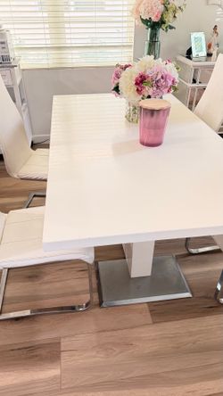 Dining table + 4 chairs