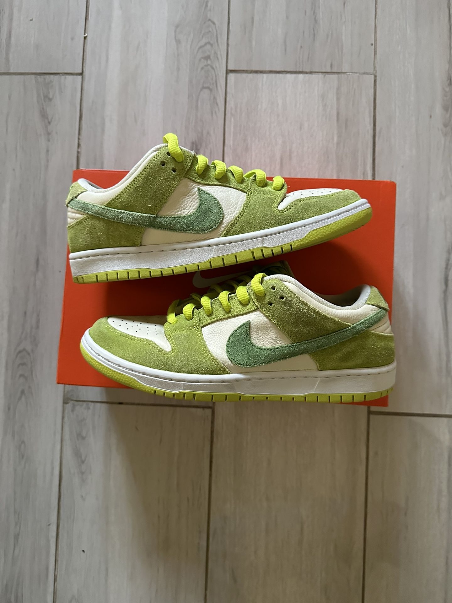 Nike SB Dunk Low Green Apple Size 9 for Sale in Santa Fe Springs