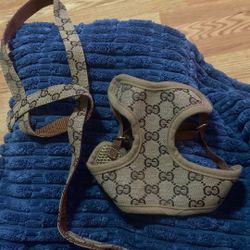 Treat your tiny pup to a designer-inspired look without the designer price! This adorable harness and leash set features a chic monogram print 