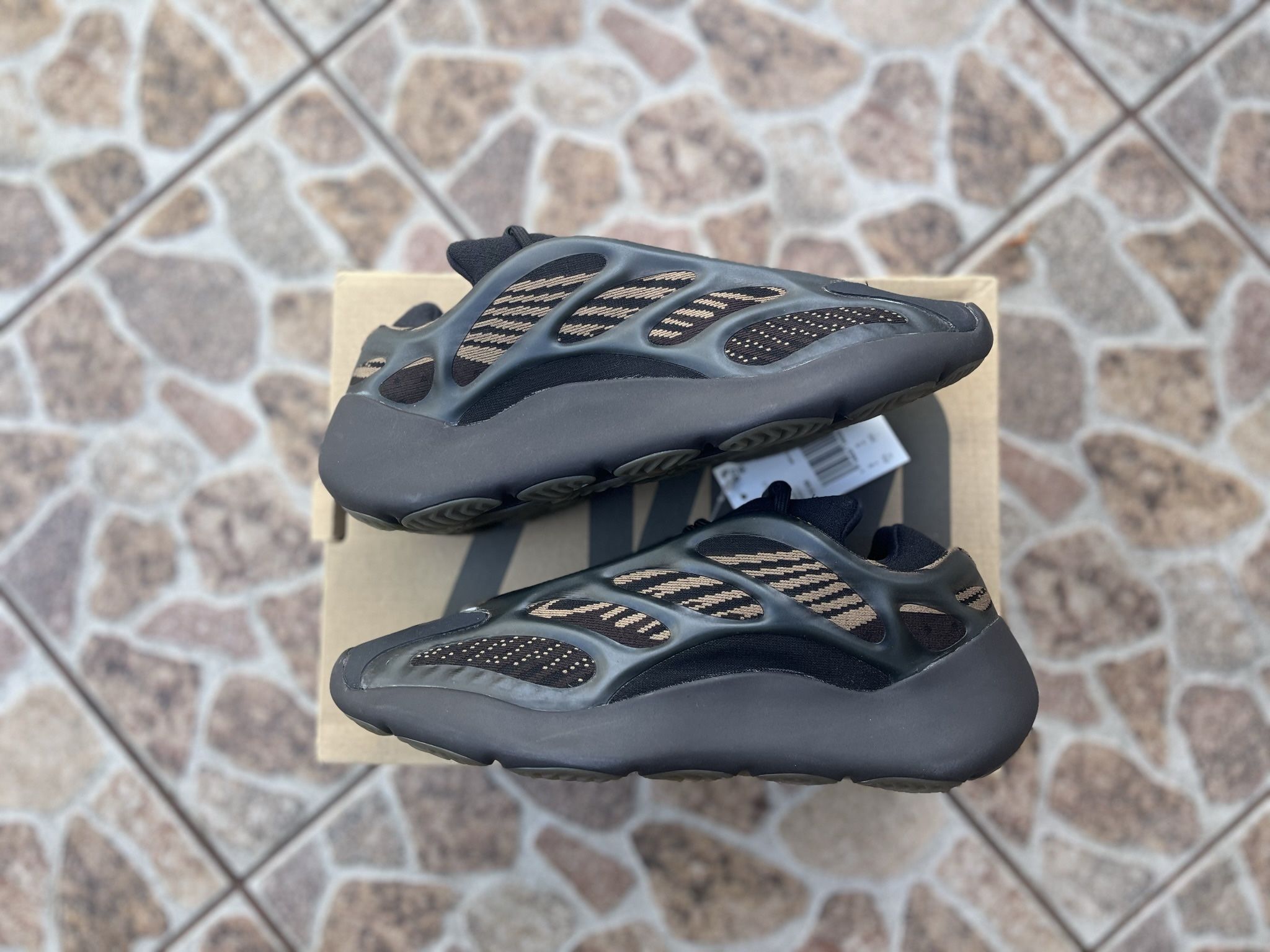 Adidas Yeezy 700 V3 CLAY BROWN Size 9