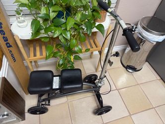 Rolling mobility scooter one leg drive system knee walker