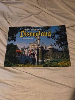 vintage edition of "Walt Disney’s Disneyland: A Pictorial Souvenir" booklet