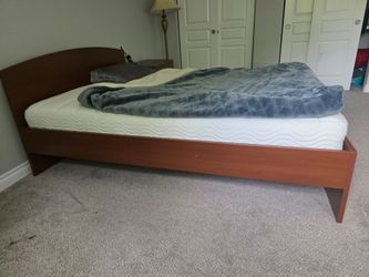 Queen Size Bed Frame + NEW Mattress – Like New!