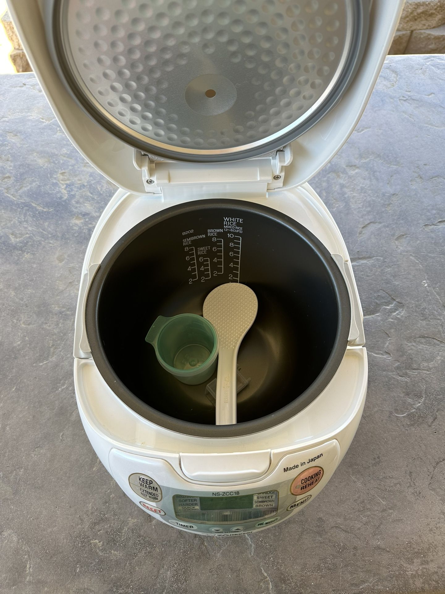 Zojirushi Neuro Fuzzy Rice Cooker 10 Cup NSZCC10/18 for Sale in Chula