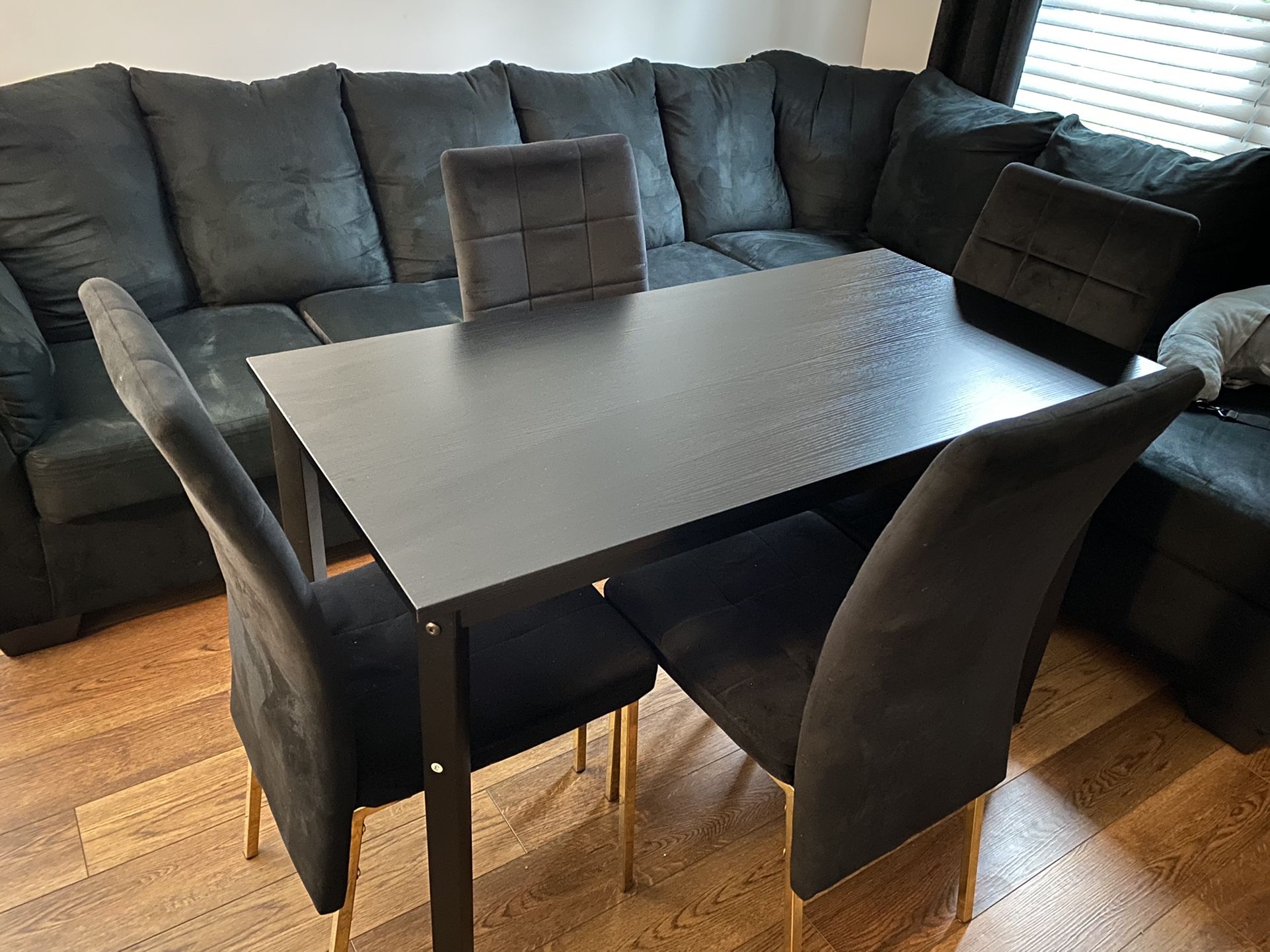 Dining Table & 4 Black Dining Chairs Smoke/Pet Free Home