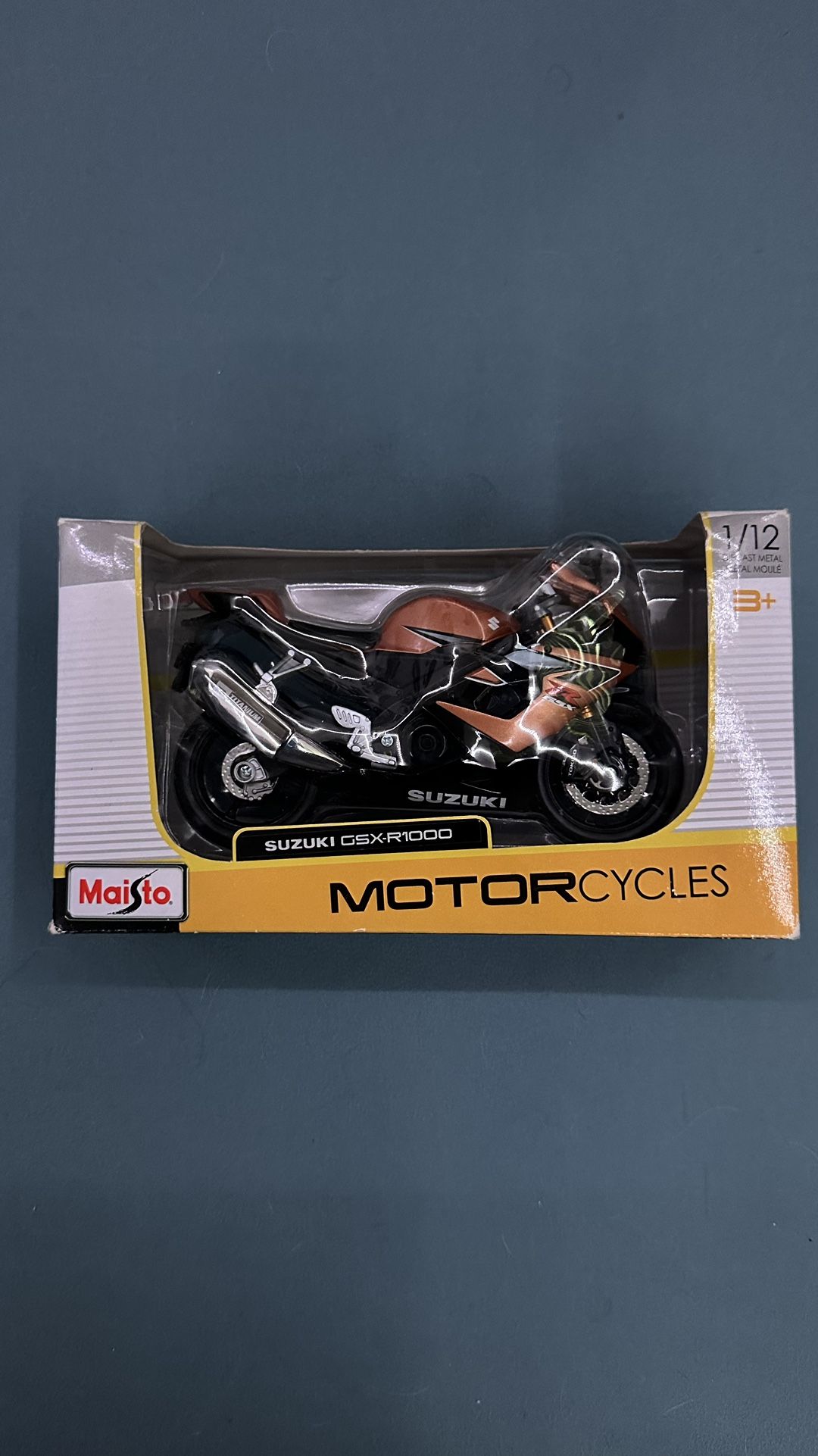 NEW Maisto Suzuki GSX-R1000 1/18 scale Motorcycle
