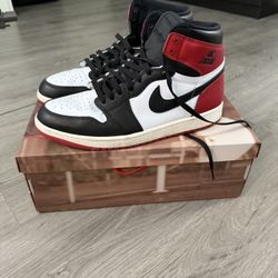 Air Jordan 1 Retro High OG "Black Toe" 