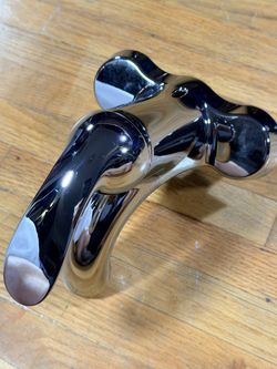 Chrome Single-Handle Bathroom Sink Faucet