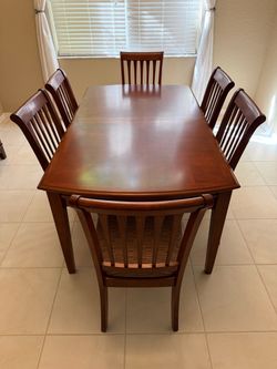 Like New Dining Room Set, Table, 6 Chairs, Hutch, Table Leaf, and 3 Table Protectors