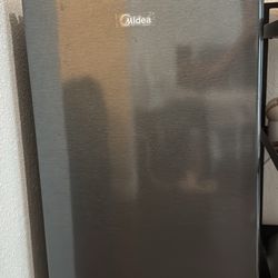 Midea Mini Fridge SUPER NEW - CLEAN, no odors!