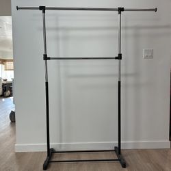 Adjustable clothing rack