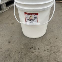 5 Gallons Buckets And 7 Gallons W / Plastic Handle 