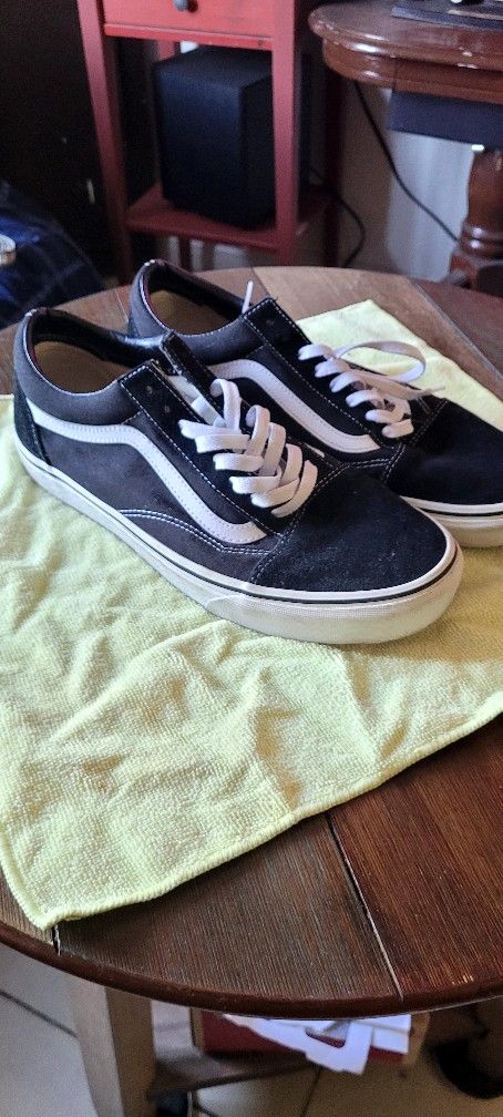 USED VANS GOOD SHAPE HABLO ESPAÑOL THA SIZE IS ON THA PAGE
