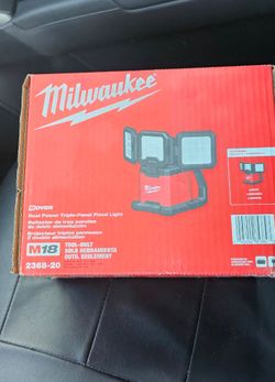 New, Nueva,   Milwaukee
M18 18-Volt Lithium-Ion Cordless 4500 Lumens ROVER Dual Power Triple-Panel Flood & Area Light (Tool-Only)