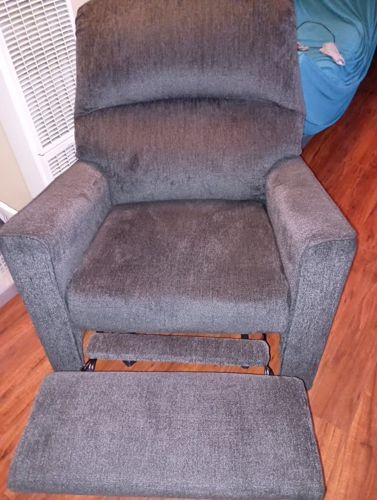 ASHLEY FURNITURE RECLINER 